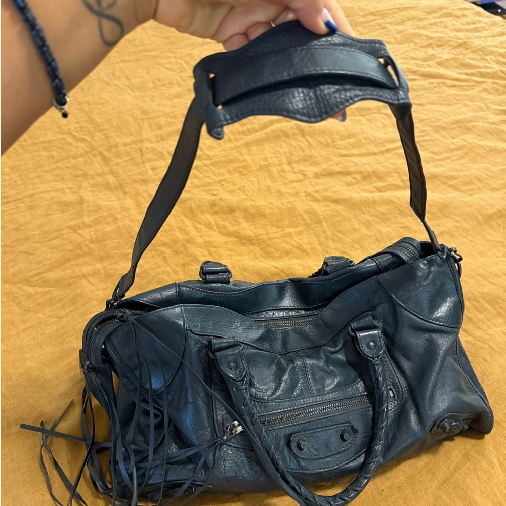 Elegant Black Leather Handbag - Picture 5 of 10